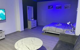 חדרי לייבל Label Rooms Blue&Red
